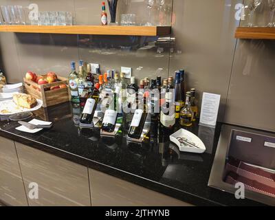 Flaschen Spirituosen und Weine in der Business-Lounge des Flughafens. Stockfoto