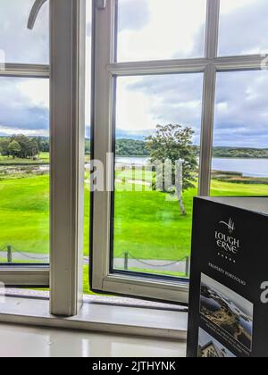 Blick durch das Fenster des Lough Erne Resort and Golf Club, Nordirland. Stockfoto