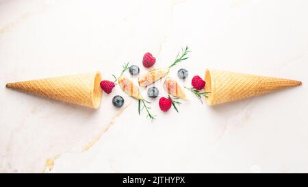 Eiszapfen mit Beeren. Frische Beerenfrüchte, Draufsicht auf Feigen, Heidelbeere, Himbeere Stockfoto