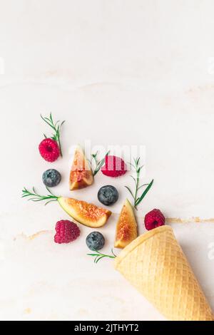 Eiszapfen mit Beeren. Frische Beerenfrüchte, Draufsicht auf Feigen, Heidelbeere, Himbeere Stockfoto