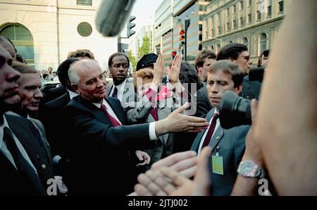 WASHINGTON, DC USA - 2. JUNI 1990 der russische Präsident Michail Sergejewitsch Gorbatschow und seine Frau Raisa Maximovna Gorbatscheva halten auf dem Weg zum Weißen Haus an und schütteln sich die Hände mit den Massen von Menschen, die hofften, einen Blick auf den russischen Führer zu erhaschen, während er in DC war. Stockfoto