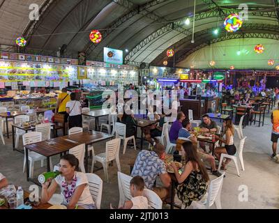 Ehemaliger Straßenmarkt mit Restaurants in Kata Beach, Phuket, Thailand, vor kurzem von einem großen Leinendach bedeckt Stockfoto