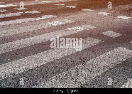 Fußgängerzebra Kreuzung auf Asphaltstraße als abstrakter Hintergrund Stockfoto