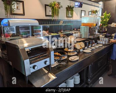 Speisen und Getränke werden in der Business Lounge am Flughafen Bangkok, Thailand, angeboten Stockfoto