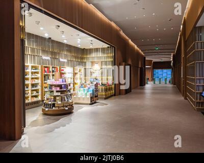 Duty-Free-Bereich in der Business-Lounge des Flughafens Istanbul. Stockfoto