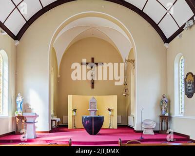 In einer römisch-katholischen Kirche, Nordirland. Stockfoto