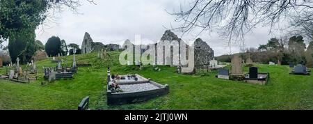 Ruinen alter Kirchengebäude auf dem Friedhof von Loughinisland, County Down, Nordirland. Stockfoto