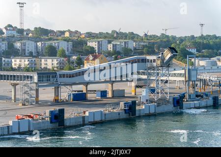 Teleskop-Boarding-Gangway für das Kreuzschiff im Hafen Stockfoto