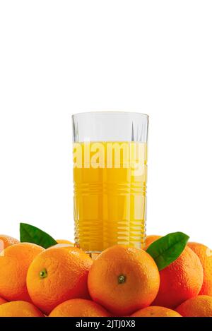 Frischer Orangensaft in Glas-Orangenfrüchten, isoliert auf Weiß. Werbekonzept. Verpackungsdesign Stockfoto