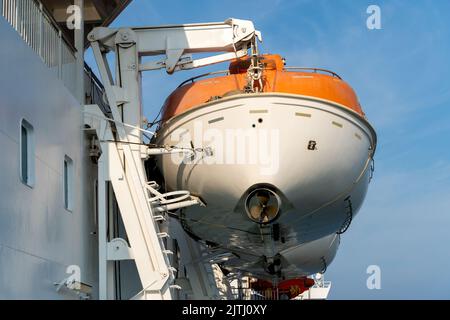 Bild von Orange Rettungsbooten auf einem Kreuzschiff Stockfoto