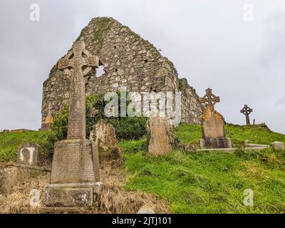 Ruinen alter Kirchengebäude auf dem Friedhof von Loughinisland, County Down, Nordirland. Stockfoto