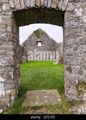 Ruinen alter Kirchengebäude auf dem Friedhof von Loughinisland, County Down, Nordirland. Stockfoto