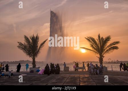 Corniche Park bei Sonnenuntergang mit Menschen und König Fahds Brunnen Jeddah Saudi-Arabien Stockfoto