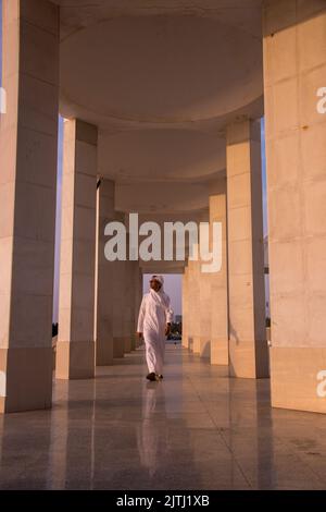 Arabischer Mann Abendlicht Hassan Enany Moschee Corniche Jeddah Saudi-Arabien Stockfoto