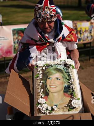 Königliche Fans vor dem Kensington Palace, London, dem ehemaligen Wohnsitz von Diana, Prinzessin von Wales, zum 25.. Todestag. Bilddatum: Mittwoch, 31. August 2022. Stockfoto