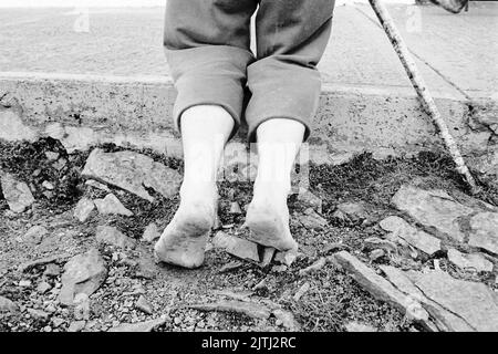 Schwarz-Weiß-Filmaufnahmen von „Reek Sunday“, einer aufrührenden Pilgerfahrt auf Croagh Patrick, Grafschaft Mayo, jedes Jahr am letzten Sonntag im Juli, um den Ort zu besuchen, an dem sich der heilige Patrick 40 Tage lang aufhielt und von dem er angeblich die Eidechsen und Schlangen aus Irland verbannt haben soll. Stockfoto