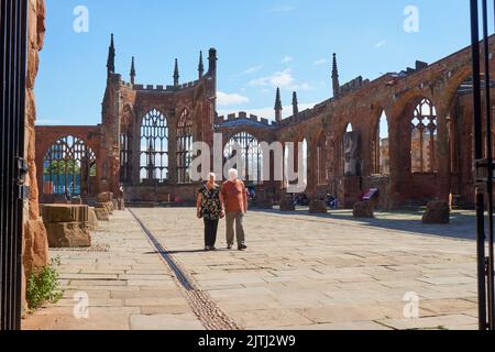 Ein paar Touristen in der Coventry Cathedral Stockfoto