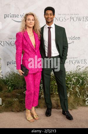 Mona Godfrey und Alfred Enoch nehmen am 30. August 2022 in London, England, an der Weltpremiere von „der Herr der Ringe: Die Ringe der Macht“ auf dem Leicester Square Teil. Foto von Gary Mitchell/Alamy Live News Stockfoto