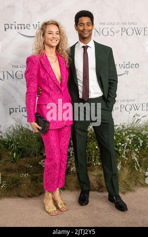 Mona Godfrey und Alfred Enoch nehmen am 30. August 2022 in London, England, an der Weltpremiere von „der Herr der Ringe: Die Ringe der Macht“ auf dem Leicester Square Teil. Foto von Gary Mitchell/Alamy Live News Stockfoto