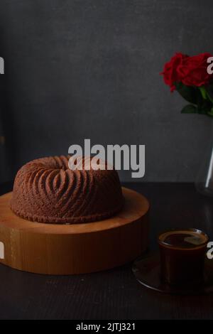Bundt-Kuchen auf Akazienholz Hackblock Stockfoto