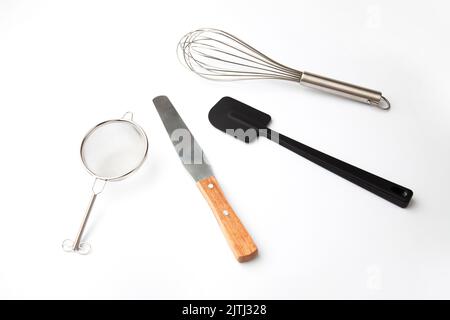 Kochwerkzeuge auf weißem Hintergrund isoliert Stockfoto