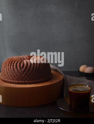 Bundt-Kuchen auf Akazienholz Hackblock Stockfoto