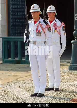 Soldaten führen die Wachablösung am Palast von Monaco durch. Stockfoto