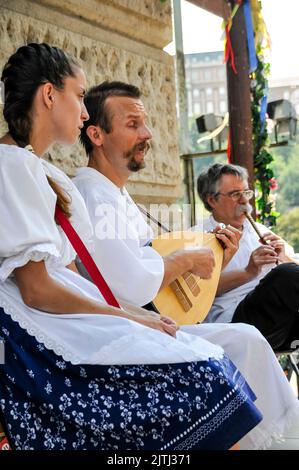 Straßenmusiker spielen auf der Szechenyi-Kettenbrücke in Budapest, Ungarn, traditionelle ungarische Instrumente. Stockfoto