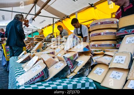 Käse auf einem niederländischen Markt in Amsterdam. Stockfoto