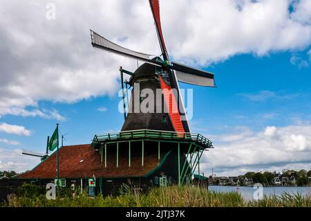 Traditionelle niederländische Windmühle bei De Zaanse Schans Stockfoto