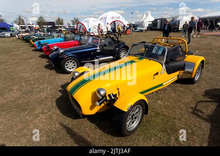 Blick auf den Caterham und Lotus Seven Owners Club Bereich, im Silverstone Classic 2022 Stockfoto