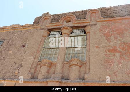 Altes Lehmziegelhaus in einem kleinen Dorf in der Nähe von Luxor, Ägypten Stockfoto