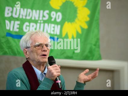 Berlin, Deutschland. 11. März 2017. Bundestagsabgeordneter Hans-Christian Ströbele (Bündnis 90/die Grünen) spricht während der Mitgliederversammlung seiner Partei, um am 11. März 2017 in Berlin Kandidaten für die Wahlbezirke Friedrichshain/Kreuzberg und Prenzlauer Berg-Ost zu nominieren. Hans-Christian Ströbele, Rechtsanwalt der RAF, Mitbegründer der TAZ und der Grünen, starb am 29. August 2022 im Alter von 83 Jahren. Bild: Picture Alliance/Soeren Stache/dpa/Alamy Live News Stockfoto