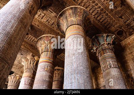 Bunte Säulen des alten Khnum-Tempels in Esna, Luxor, Ägypten Stockfoto