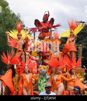 London, Großbritannien. 29.. August 2022. Parade am zweiten Tag, als der Notting Hill Carnival nach einer zweijährigen Abwesenheit zurückkehrt. Stockfoto