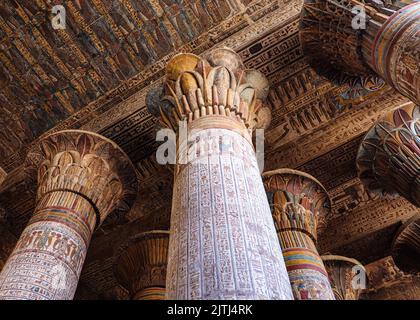 Bunte Säulen des alten Khnum-Tempels in Esna, Luxor, Ägypten Stockfoto