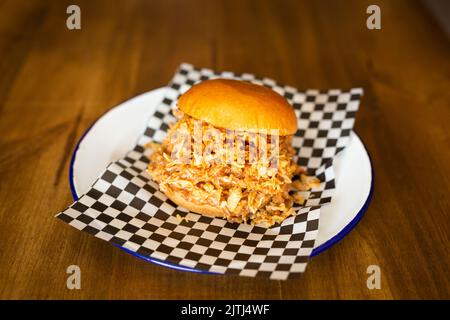 Zog Hühnerburger auf einen Holztisch Stockfoto