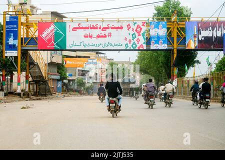 Karachi Korangi Straßen und öffentliche Verkehrsmittel und Fahrräder Stockfoto