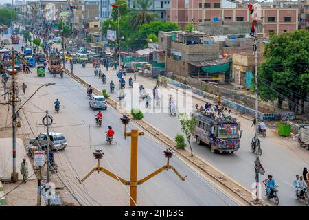 Karachi Korangi Straßen und öffentliche Verkehrsmittel und Fahrräder Stockfoto