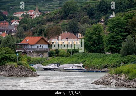 SPITZ, ÖSTERREICH - 13. JULI 2019: Der Spitz Water Sports Club an der Donau mit dem Dorf im Hintergrund Stockfoto