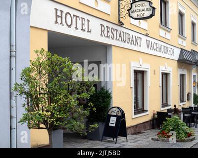 MELK, ÖSTERREICH - 13. JULI 2019: Außenansicht des Hotels Wachauerhof in der Wiener Straße mit Schild Stockfoto