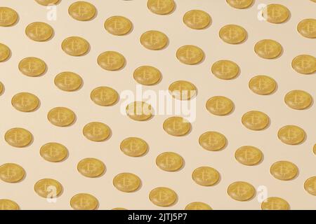 Bitcoin. Isometrisch platzierte goldgelbe Bitcoin-Münzen auf cremefarbenem Hintergrund Stockfoto