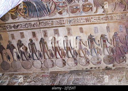 Farbenfrohe pharaonische Schnitzereien an der Decke des Khnum-Tempels in Esna, Luxor, Ägypten Stockfoto