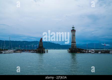 Deutschland, Lindau Leuchtturm Hafen alte Gebäude am bodensee mit Blick auf die österreichische Küste Stockfoto