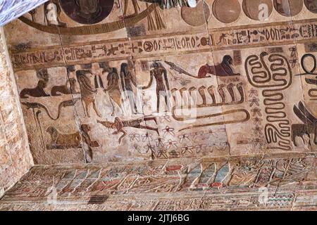 Farbenfrohe pharaonische Schnitzereien an der Decke des Khnum-Tempels in Esna, Luxor, Ägypten Stockfoto