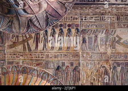 Farbenfrohe pharaonische Schnitzereien an der Decke des Khnum-Tempels in Esna, Luxor, Ägypten Stockfoto