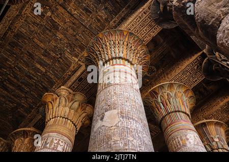 Bunte Säulen des alten Khnum-Tempels in Esna, Luxor, Ägypten Stockfoto