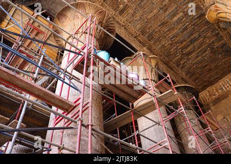 Laufende Restaurierung des Khnum-Tempels in Esna, Luxor, Ägypten Stockfoto