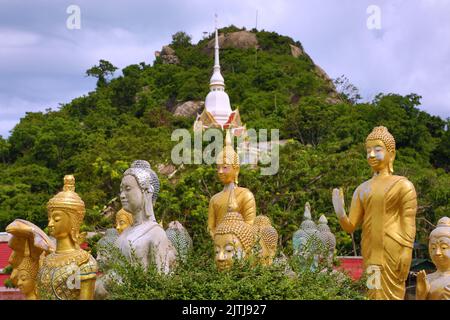 Khao Takiab Tempel auf dem Chopsticks Hill mit Buddha-Statuen im Vordergrund, Hua hin, Thailand Stockfoto