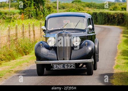 1938 Hillman Minx fährt eine sehr enge Landstraße entlang. Stockfoto